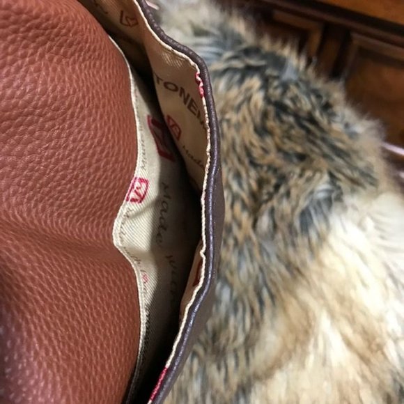 Stone Mountain Caramel Genuine Leather Tote w/Portable USB Charge Bank & Cords - Picture 7 of 13